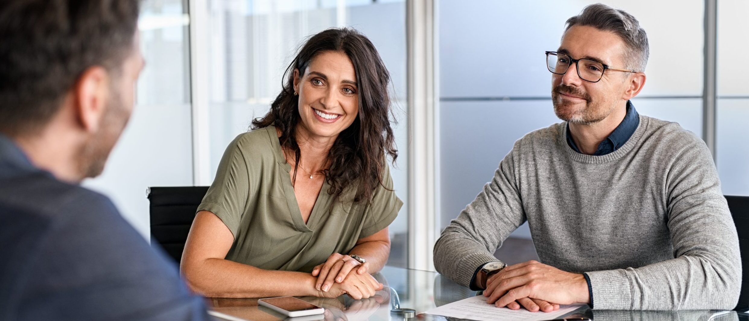 3 person med formella kläder